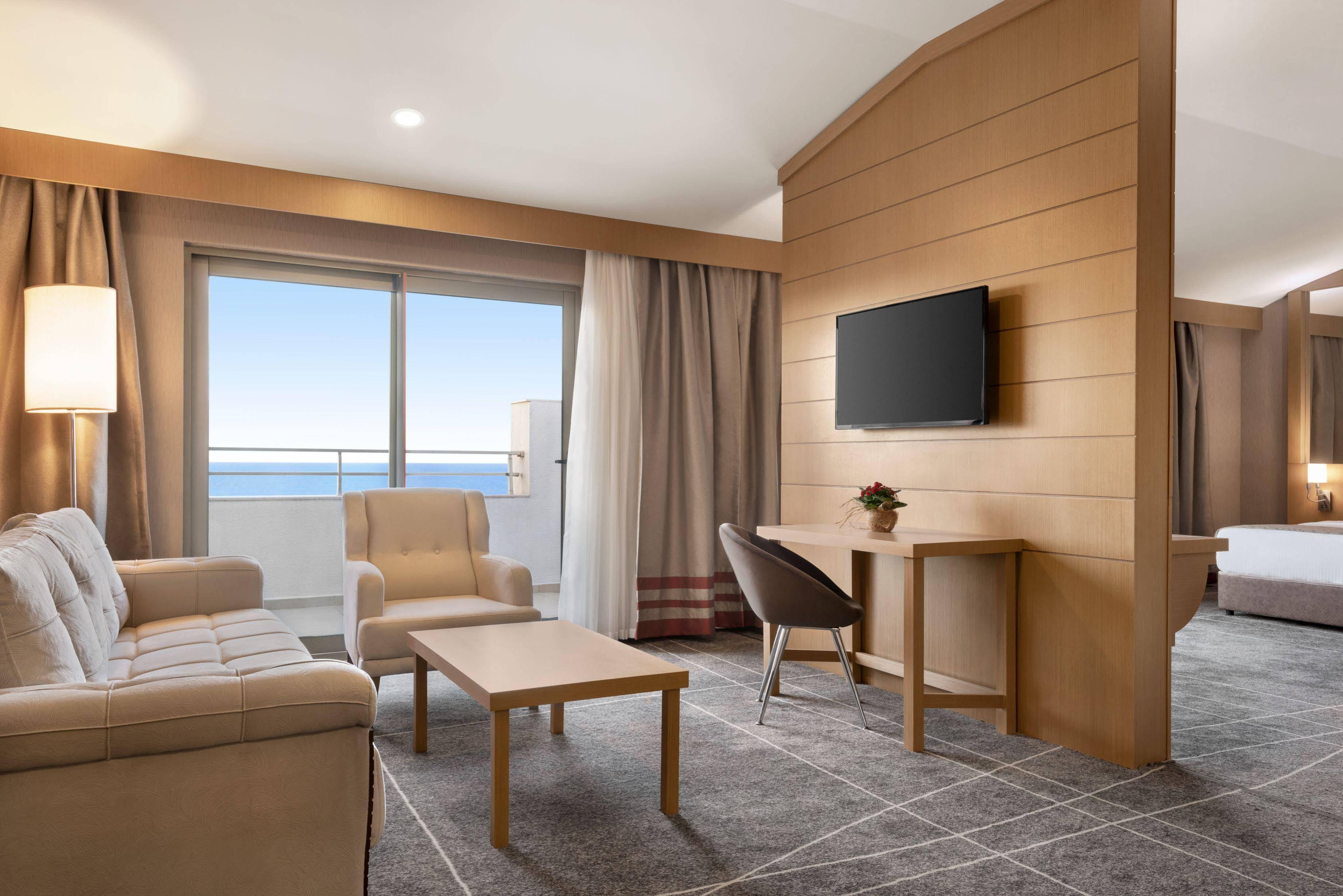 Ramada Resort By Wyndham Unye Ngoại thất bức ảnh
